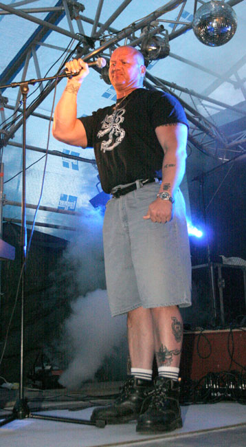 Tony Halme
Pub Alvarin takapiha, Kotka 2005.
Avainsanat: Tony Halme viikinki isokenkäinen jalat kengät iso mies t-paita suomileijona kansanedustaja
