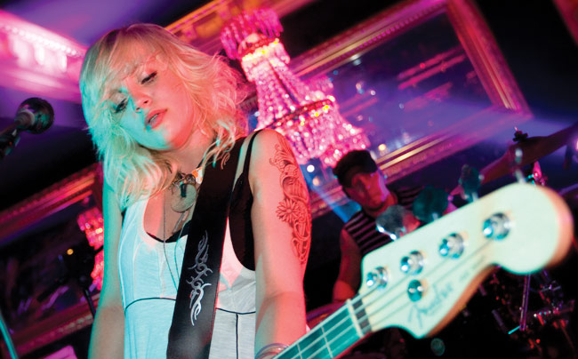 Elli
Kaunis ja vauhdikas laulaja-basisti, Haloo Helsinki! 2008.
Avainsanat: Haloo Helsinki! Ilon Talo Kotka Elli Perjantaina basisti kaunis vauhdikas