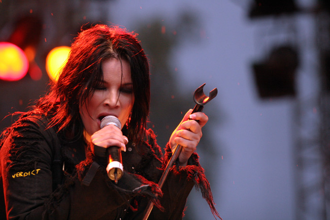 Verdict
Hanna antaa palaa sateesta huolimatta täysillä. Live 05, Helsinki 2005.
Avainsanat: Hanna Pakarinen Idols märkä verdict mikinjalka adapteri Verdict
Hanna antaa palaa sateesta huolimatta täysillä. Live 05, Helsinki 2005.
Avainsanat: Hanna Pakarinen Idols märkä verdict mikinjalka adapteri