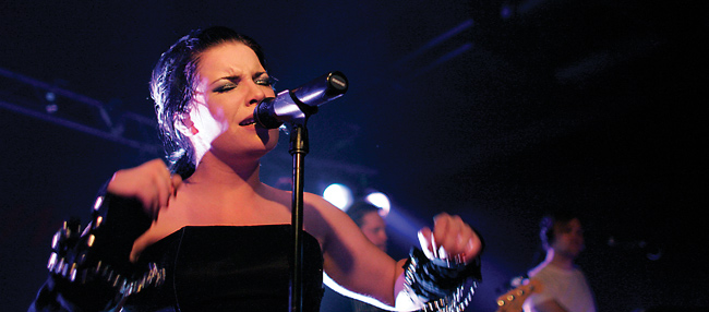 Leave me alone
Suomen Euroviisubiisi 2007.
Avainsanat: Hanna Pakarinen Kouvola Vaakuna Marilyn kädet käsineet ketjut Leave me alone Idols Euroviisut 2007