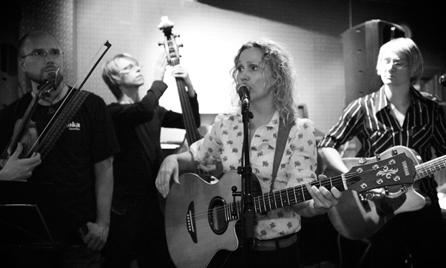 Hanna Ruuskanen ja bändi
Albert's, Kotka 2007.
Avainsanat: Hanna Ruuskanen nainen laulaja kukkapaita Albert's tyttö on metsää viulu basso bändi folk