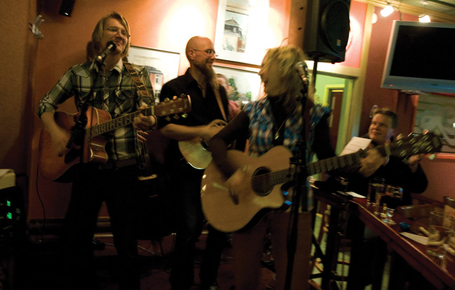 Soitto soi
Hanna Ruuskanen, Cafe Albert, Kotka 2009.
Avainsanat: Hanna Ruuskanen Cafe Albert Kotka Kemijoki