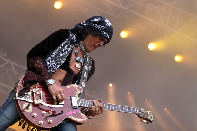 Andy skulaa
Ankkarock 2005, Korso, Vantaa.
Avainsanat: Andy McCoy skulata soittaa kitaristi soolo Hanoi Rocks huivi legenda