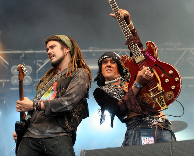 Andy ja Conny
Avainsanat: Hanoi Rocks Conny Bloom Andy McCoy kitaristit nostaa kitaraa rock
