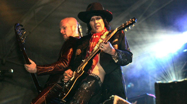 Hanoi rokkaa
Alppiruusu, Elimäki 2006.
Avainsanat: Hanoi Rocks rock rokkaa kaksi pari Andy McCoy AC Christell glamour Hanoi rokkaa
Alppiruusu, Elimäki 2006.
Avainsanat: Hanoi Rocks rock rokkaa kaksi pari Andy McCoy AC Christell glamour