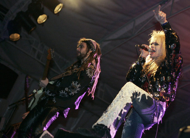Michael ja A.C.
Avainsanat: Hanoi Rocks Michael Monroe Mike Elimäki Andy A.C. Christell käsi sormi