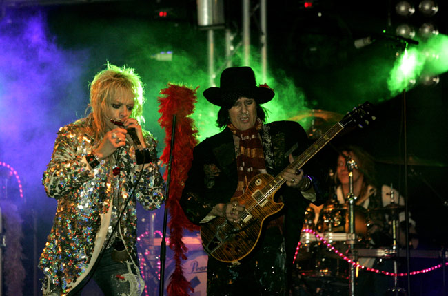 Soolot
Michael huuliharpussa ja Andy skitassa, Elimäki 2006.
Avainsanat: Hanoi Rocks Michael Monroe Andy McCoy huuliharppu skitta soolo Elimäki
