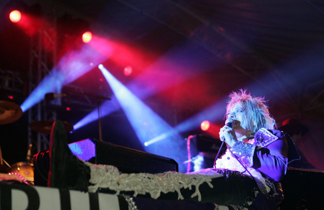 Rennosti
Avainsanat: Hanoi Rocks Michael Monroe rento rennosti maata selällään makuulla istua hymyillä iloinen violetti