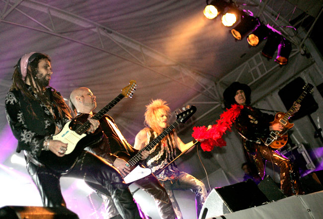 Koko rivi
Conny, A.C., Michael ja Andy
Avainsanat: Hanoi Rocks koko rivi Conny Bloom Andy A.C. Christell Michael Monroe Andy McCoy Elimäki Alppiruusu