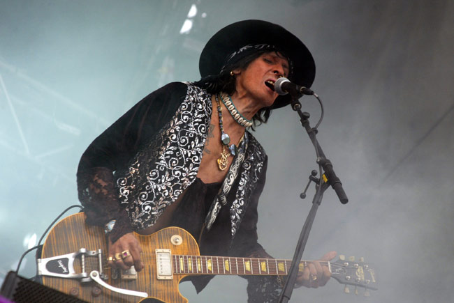 Andy laulaa
Avainsanat: Andy McCoy Hanoi Rocks laulaa hattu huivi kitaristi