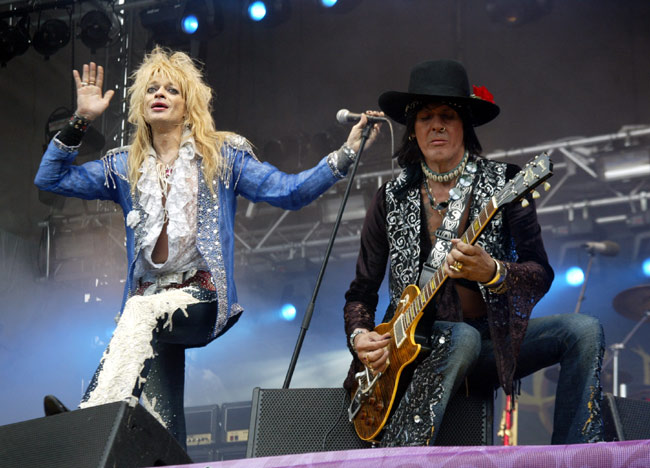Keulahahmot
Michael Monroe ja Andy McCoy
Avainsanat: Hanoi Rocks Michael Monroe Andy McCoy keulahahmot pari kaverit esiintyä istua Million miles away Tragedy