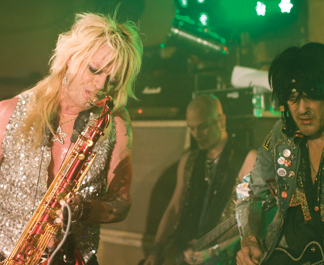 Yhteiseen hiileen
"Meillä meni kolme vuotta saada tää yhtye balanssiin" Andy McCoy 2008
Avainsanat: Hanoi Rocks Roxx Andy A.C. Christell Michael Monroe Andy McCoy Amarillo Kotka Street poetry saksofoni
