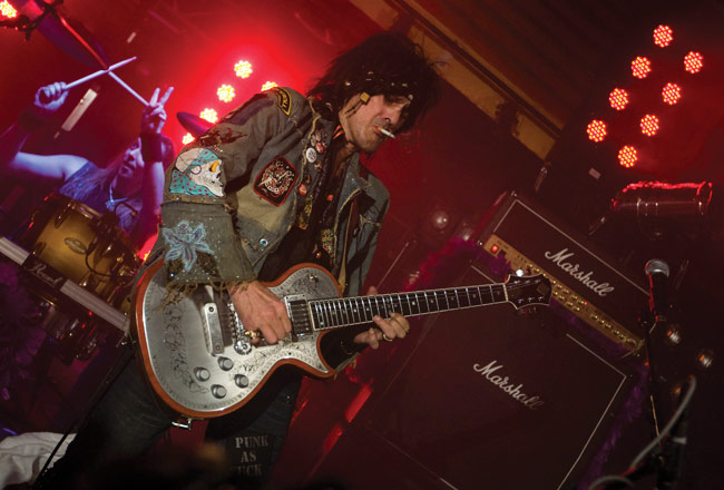 Andy skulaa
Amarillo, Kotka 2008.
Avainsanat: Hanoi Rocks Andy McCoy rokkari skulaa skulata soittaa Zemaitis tupakka savuke legenda rock-ikoni Amarillo Kotka 
