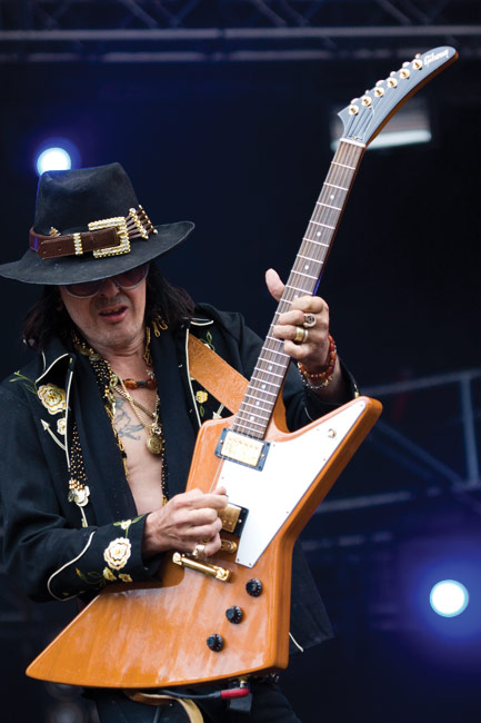 Keppi pystyssä
Andy McCoy
Avainsanat: Hanoi Rocks Ankkarock Korso Vantaa Andy McCoy skulaa kitaristi keppi pystyssä