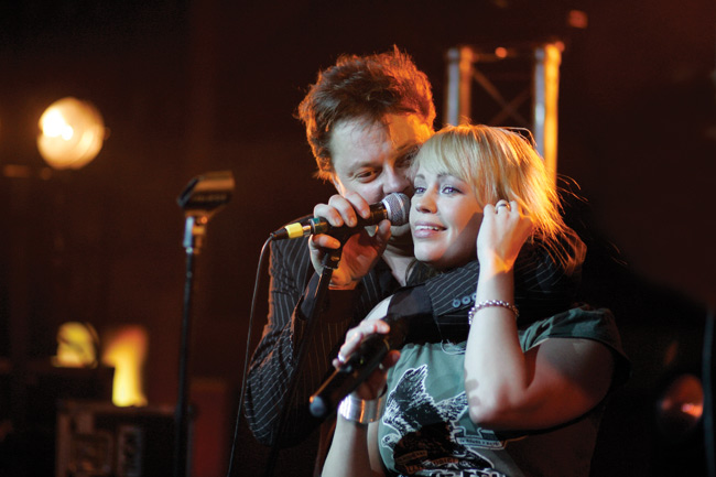 "Miksi naiset aina rakastuvat miehiin mustiin..."
Mari oli mukana vain kevään 2007
Avainsanat: Hausmylly ysäri tour Mari Micky miksi naiset aina rakastuvat miehiin mustiin