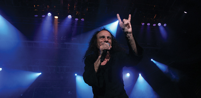 Iloisesti "iivil"
Avainsanat: Heaven and hell Black Sabbath Dio neon knights heavy Ronnie James Ronald paha merkki evil käsi and the devil cried