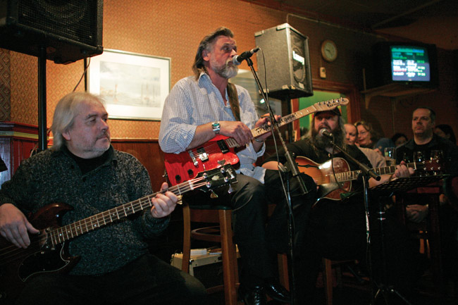 Henkka, Pepe ja Vallu
Pepe Ahlqvist Henkan ja Vallun vieraana, Cafe Albert, Kotka 2007.
Avainsanat: Henkka Heinomaa Vallu basisti blues Pepe Ahlqvist vieras vieraana vieraileva tähti trio 