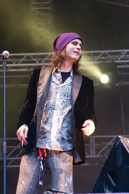 Tulossa remonttihommista?
Housuista päätellen...
Avainsanat: HIM love metalli Ankkarock Korso Vantaa Ville Valo pipo join me in death tupakka savuke