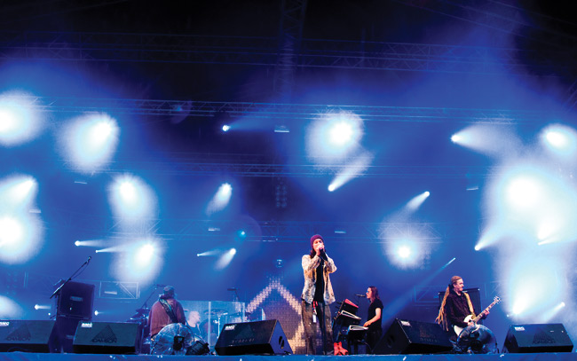 Korson valot
HIM, Ankkarock, Vantaa 2008.
Avainsanat: HIM love metalli Ankkarock Korso Vantaa Ville Valo Mikko Paananen Lindström Janne Puurtinen valot Mige Amour Lily Lazer Emerson Burton Mika Karppinen Gas Lipstick