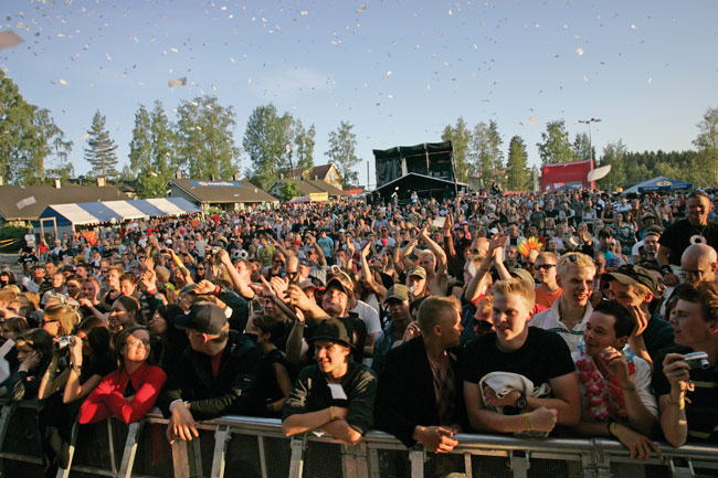 Yleisö, ilta-aurinko ja konfetti
Himoksen päälavan edestä
Avainsanat: Himos Festival Jämsä juhannus festivaali bileet yleisö väkijoukko massa konfetti ilta-aurinko