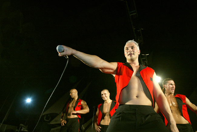 Hunks
Avainsanat: Hunks miehet mikrofoni huudattaa liivi