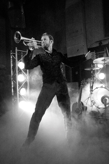 Mustavalkoinen
Avainsanat: Ilkka Alanko Kotka Amarillo trumpetti torvi puhaltaja puhaltaa