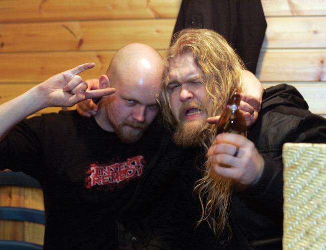 Keikan jälkeen
Insert Remedy, Night Corner, Kotka 2007.
Avainsanat: Insert Remedy keikan jälkeen poseeraus takahuone night corner kotka