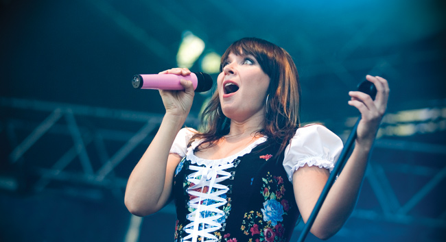 Pokka
"Pokkaa sul on ainakin..."
Avainsanat: Irina Lahtinen Himos Festival juhannus hittilava pokkaa sul on ainakin käsi mikkiteline kaunis pitsiröyhelö hämmästynyt esiintyä
