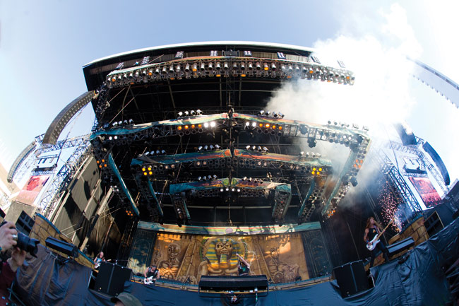 Iron Maiden saapuu
Alkuräjähdys on pamautettu, Aces High on vauhdissa ja Iron Maiden säntää lavalle. Olympiastadion, Helsinki 2008.
Avainsanat: Iron Maiden heavy hevi Helsinki Olympiastadion Somewhere back in time Dave Murray Adrian Smith Steve Harris Bruce Dickinson Egypti pyrotekniikka kalansilmä stadionin torni savu