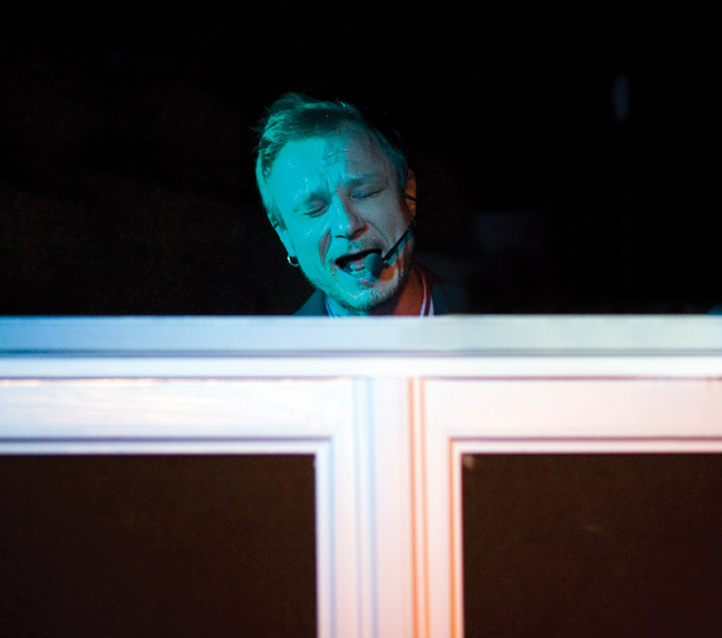 Ristitty
Seitsemän päivää
Avainsanat: Ismo Alanko Teholla Kouvola House of rock risti seitsemän päivää piano pianisti eläytyä symmetrinen