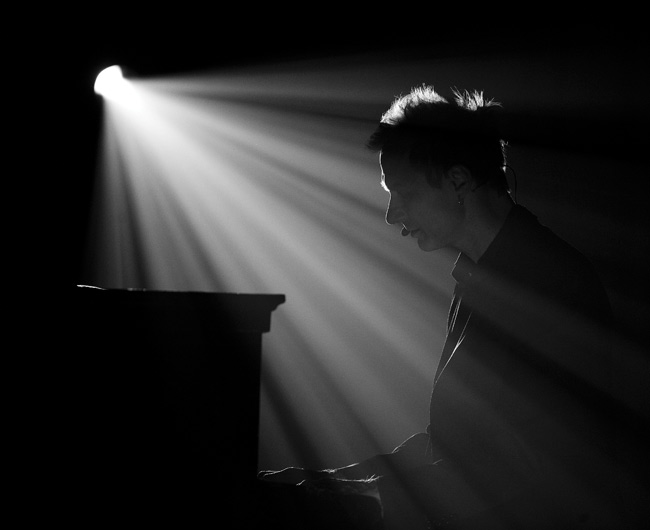 Pianisti
Ismo Alanko
Avainsanat: Ismo Alanko Teholla mustavalkoinen piano vastavalo silhuetti lauluntekijä pianisti Pianisti
Ismo Alanko
Avainsanat: Ismo Alanko Teholla mustavalkoinen piano vastavalo silhuetti lauluntekijä pianisti