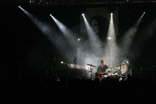 Jan Pethman
Avainsanat: Maija Vilkkumaa konserttikiertue totuutta ja tehtävää rumpali Jan Pethman valokiilat rumpusoolo