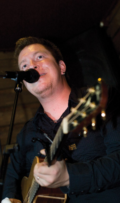 Alumiinitähtiä
Trubaduuri akustisella kitaralla
Avainsanat: Jani Wickholm Idols Hovi Pub Kotka 