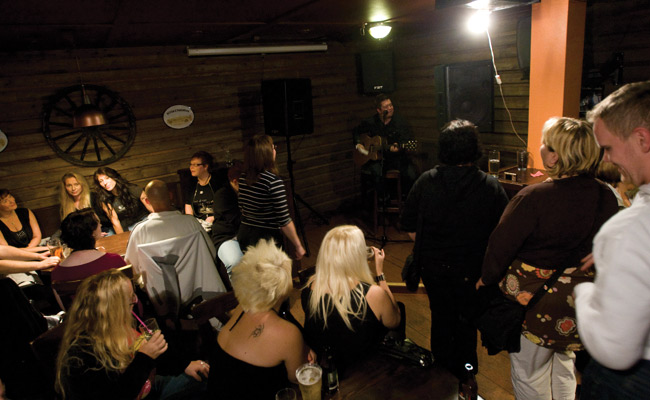 Naiset - ja on siellä Wickholmkin
Jani Wickholm, Hovi pub, Kotka 2009.
Avainsanat: Jani Wickholm Idols Hovi Pub Kotka 