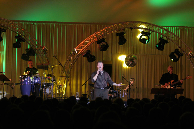 Konsertti
Lavalla Jari Sillanpää, Kotkan konserttitalo 2005.
Avainsanat: Jar Sillanpää konsertti lava valot iskelmätähti Konsertti
Lavalla Jari Sillanpää, Kotkan konserttitalo 2005.
Avainsanat: Jar Sillanpää konsertti lava valot iskelmätähti