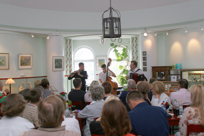 Kahvilakonsertti
Jarkko Puro orkestereineen eli Jarkko, Petri Mäkiharju ja Mika Huusari, Kahvila Saga, Kotka 2006.
Avainsanat: Jarkko Puro orkestereineen huilu Mika Huusari haitari hanuri Petri Mäkiharju kontrabasso Saga kahvilakonsertti lauantain toivotut yleisö täynnä loppuunmyyty Kahvilakonsertti
Jarkko Puro orkestereineen eli Jarkko, Petri Mäkiharju ja Mika Huusari, Kahvila Saga, Kotka 2006.
Avainsanat: Jarkko Puro orkestereineen huilu Mika Huusari haitari hanuri Petri Mäkiharju kontrabasso Saga kahvilakonsertti lauantain toivotut yleisö täynnä loppuunmyyty