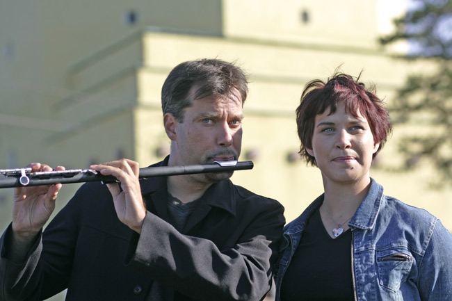 Huilulla näkötornilla
Jarkko Puro ja Teresa Luode poseeraavat kahvilakonsertin ennakkojuttua varten.
Avainsanat: Jarkko Puro huilu Teresa Luode näkötorni Kotka ennakkojuttu puffi