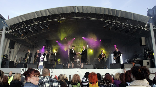 Jean S. Alppiruusun lavalla
Elimäki 2006.
Avainsanat: Jean S. Elimäki Alppiruusu festivaali festarit lava koko bändi yleisö bilemusaa Jean S. Alppiruusun lavalla
Elimäki 2006.
Avainsanat: Jean S. Elimäki Alppiruusu festivaali festarit lava koko bändi yleisö bilemusaa