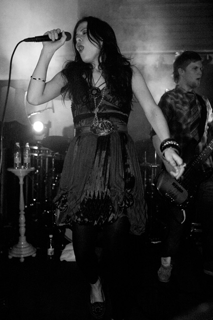 Vauhdissa
Jenni Vartiainen, Amarillo, Kotka 2008.
Avainsanat: Jenni Vartiainen Gimmel popstars Ihmisten edessä kaunis seksikäs Amarillo Kotka vauhdikas mustavalkoinen