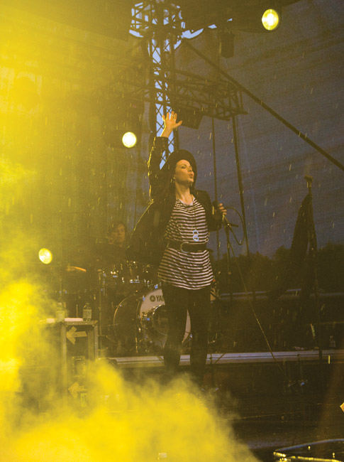 Keltaista savua
Avainsanat: Jenni Vartiainen Kotka rockfestival sade kaunis seksikäs