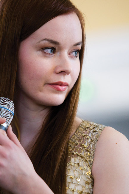Vakavana
Avainsanat: Johanna Kurkela balladi Kymin Kirkko Toivon ja lohdun konsertti kaunis seksikäs aistikas 