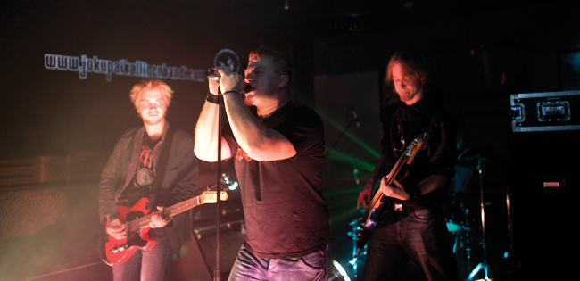 Joku paikallinen bändi
Be-pop, Kotka 2006.
Avainsanat: Joku paikallinen nändi be-pop Heikki Heme Vieresjoki Janne Posti Marko Tirkkis Tirkkonen