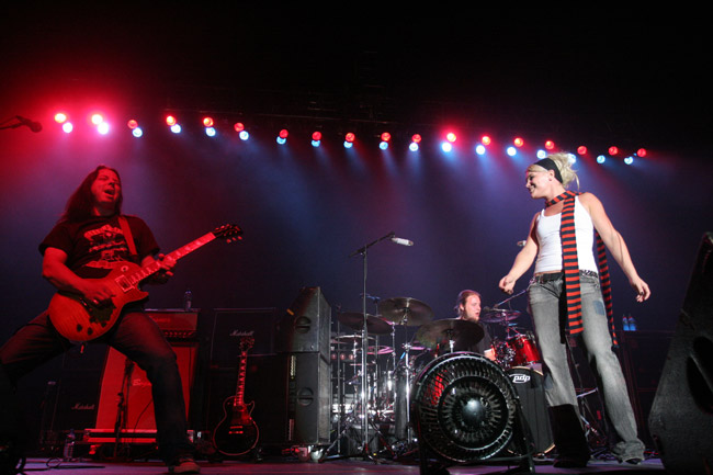 Hartwall Areenalla
Jonnas Problem Billy Idolin lämppärinä, Helsinki 2006.
Avainsanat: Jonnas Problem Jonna Kosonen Tuomas Wäinölä Santeri Saksala lämppäri lämmittelybändi punk räyhärock Hartwall Areenalla
Jonnas Problem Billy Idolin lämppärinä, Helsinki 2006.
Avainsanat: Jonnas Problem Jonna Kosonen Tuomas Wäinölä Santeri Saksala lämppäri lämmittelybändi punk räyhärock