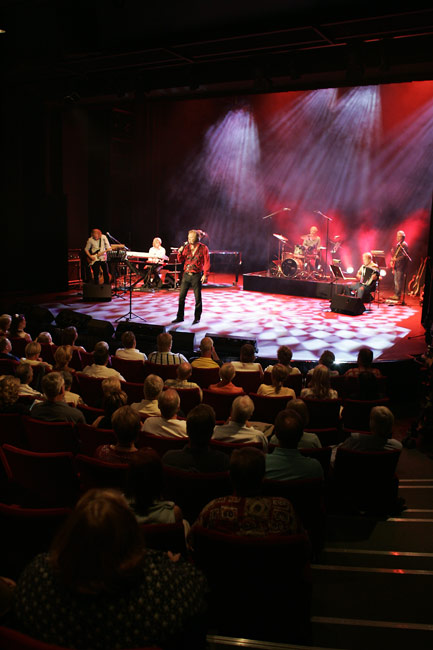 Yleisessä saunassa
Junnu Vainio viihdekonsertti, TV-konsertti, Meripäivät, Kotkan kaupunginteatteri 2006.
Avainsanat: Jorma Kääriäinen Junnu Vainio Albatrossi Yleisessä saunassa yleisö lava teatteri