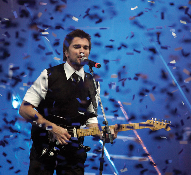 Viimeiset tahdit
Juanes, NRJ radio awards 2007. Vuoden ulkomainen tulokas. Juanesin levy Mi sangre oli kai suomen myydyin ulkomainen levy vuonna 2006.
Avainsanat: Juanes Juan Esteban AristizÃ¡bal VÃ¡squez kolumbia nrj radio awards mi sangre loppukonfetti viimeiset tahdit