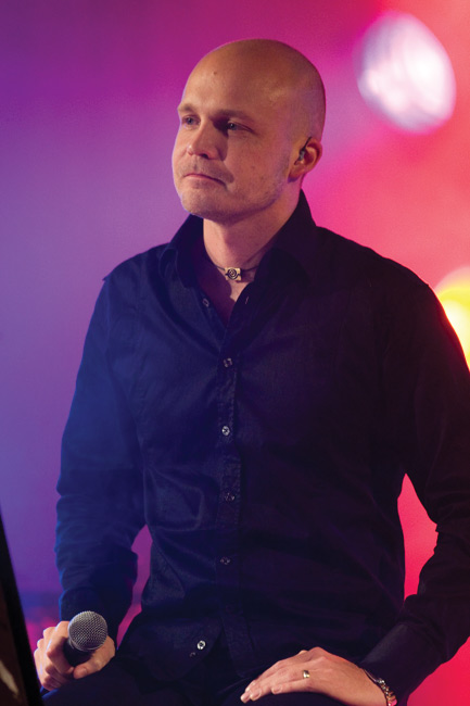 Juha Tapio 2008
Yleisessä saunassa, Kotka 2008.
Avainsanat: Juha Tapio Yleisessä saunassa Junnu Vainio lauluntekijä kalju konserttitalo Kotka
