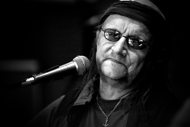 1950-2006
Pauli Matti Juhani Leskinen 19.02.50-24.11.2006
Avainsanat: Juice Pauli Matti Juhani Leskinen lauluntekijä laulaja legenda musta aurinko nousee sanoittaja runoilija sanaseppo älykäs nokkela kuollut