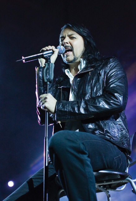 Vaihteeksi lavalla ilman bassoa
Soololevyn tehnyt Juki nähdään lavalla yleensä Yön basisti tai ainakin basistina...
Avainsanat: Jukka Jay Lewis manhattan files you ate my soul yö deadline komea nahkatakki karismaattinen