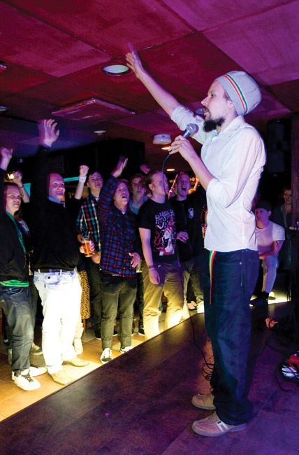 "Anna mulle jee!"
Jukkapoika, Yellari, Kotka 09.
Avainsanat: Jukkapoika Jukka Rousu reggae Yellari Kotka yleisö "Anna mulle jee!"
Jukkapoika, Yellari, Kotka 09.
Avainsanat: Jukkapoika Jukka Rousu reggae Yellari Kotka yleisö