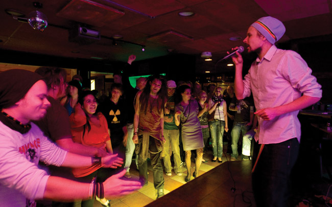 Reggae-ilta
Jukkapoika
Avainsanat: Jukkapoika Jukka Rousu reggae Yellari Kotka yleisö Reggae-ilta
Jukkapoika
Avainsanat: Jukkapoika Jukka Rousu reggae Yellari Kotka yleisö